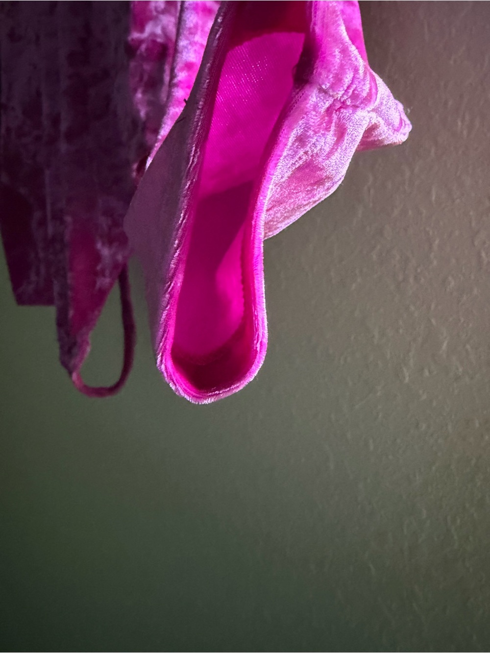 Good American Velvet Long-Sleeve V-Neck Bodysuit - Magenta - Picture 5 of 5